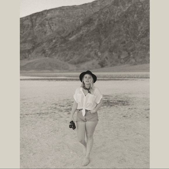 Meet your Posher, Becca - Picture 3 of 3